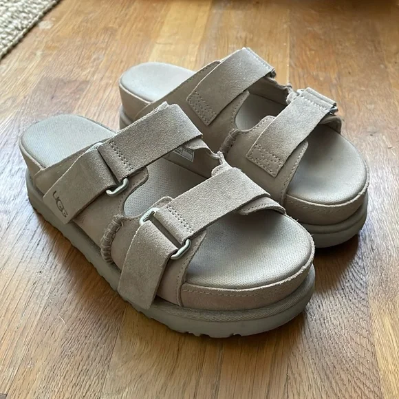 UGG Goldenstar Hi Platform Slides - Picture 1 of 8